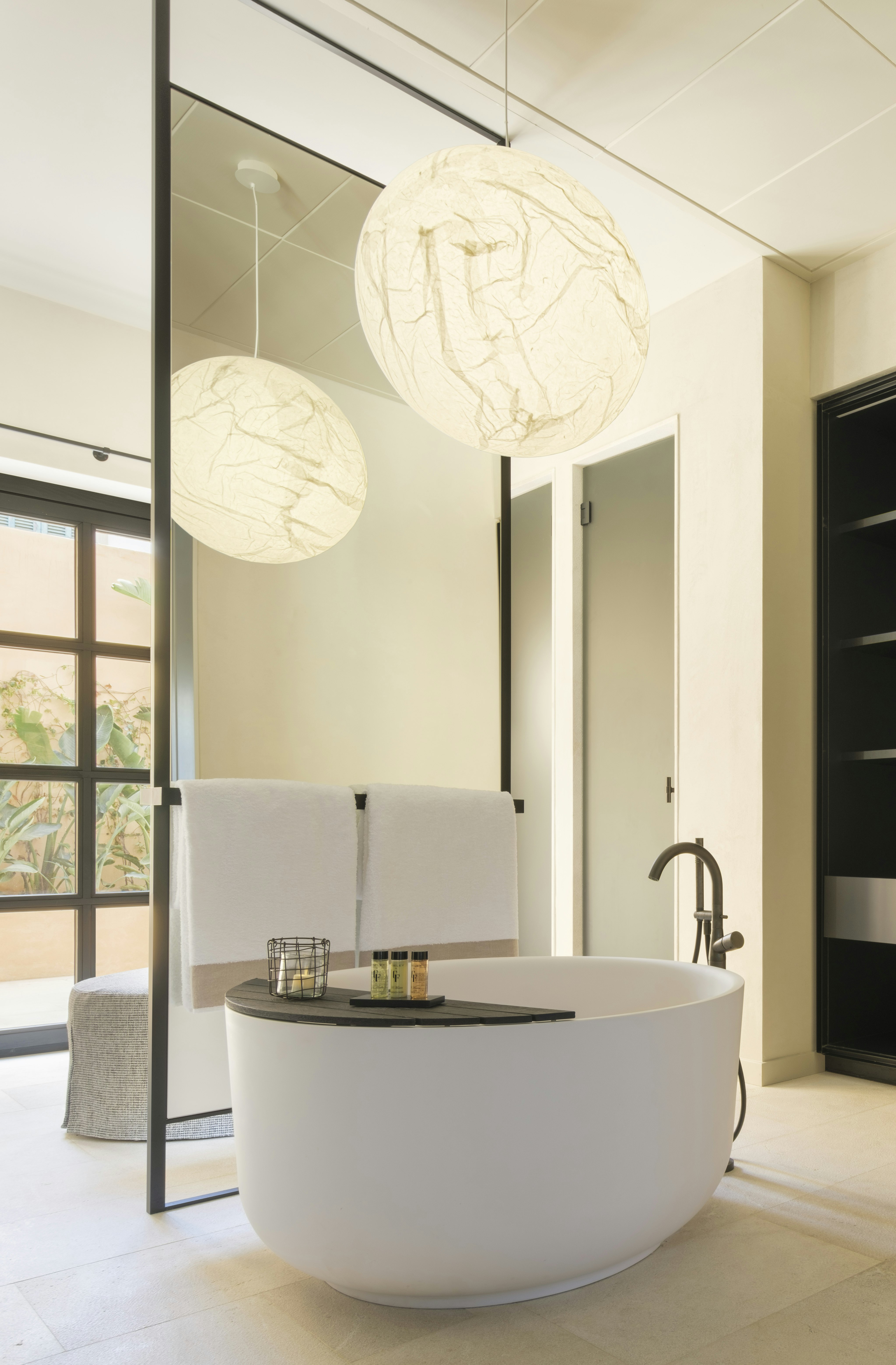 Pool Suite - Bathtub