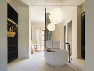 Pool Suite - Bathtub
