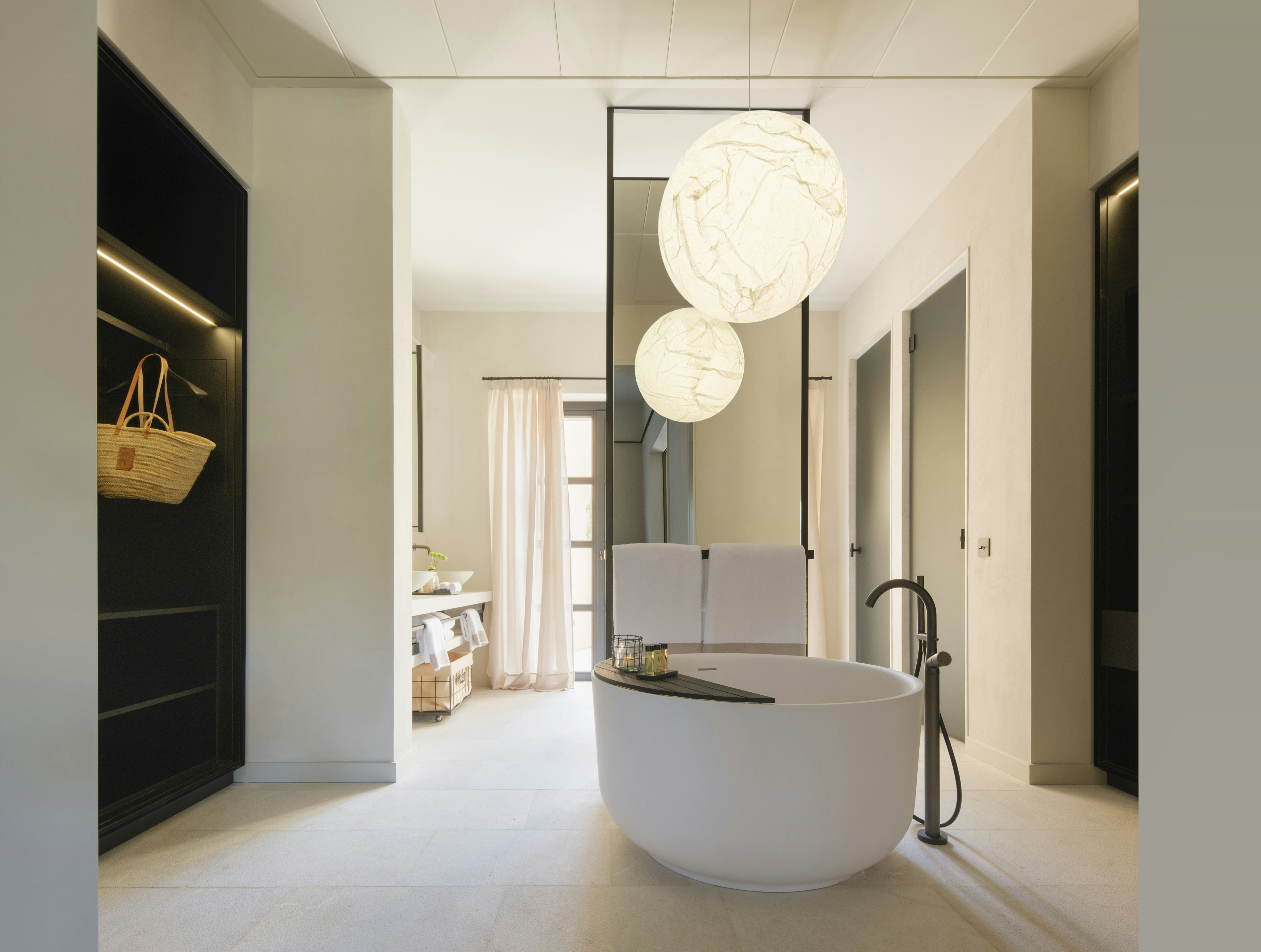 Pool Suite - Bathtub