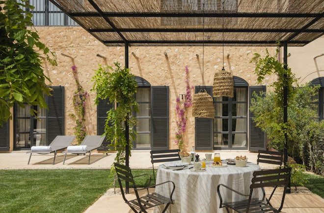 Pool Suite - Outdoor Dining Area