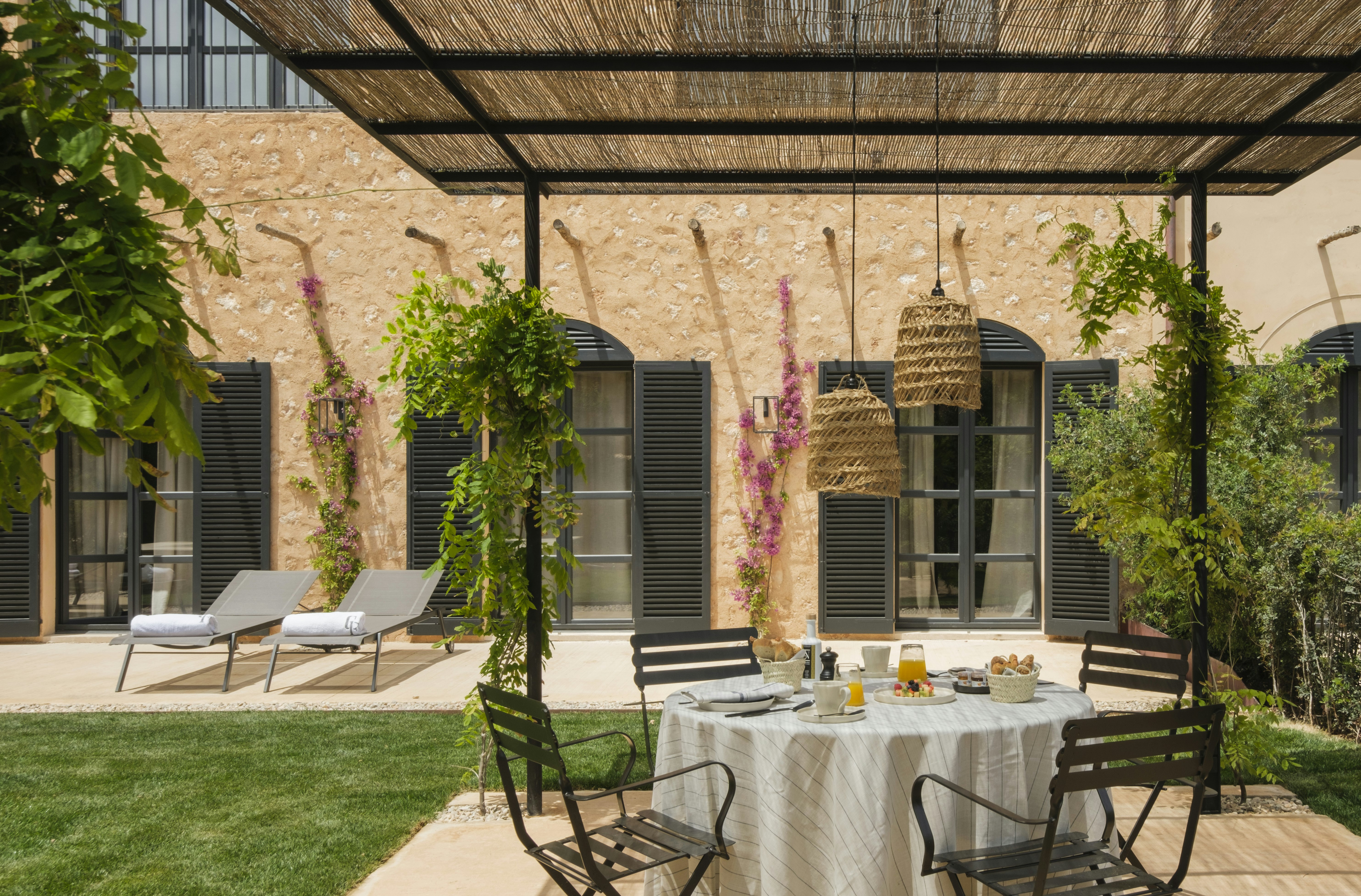 Pool Suite - Outdoor Dining Area