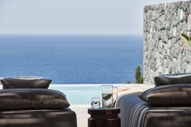 Pool Suite - Sun Loungers