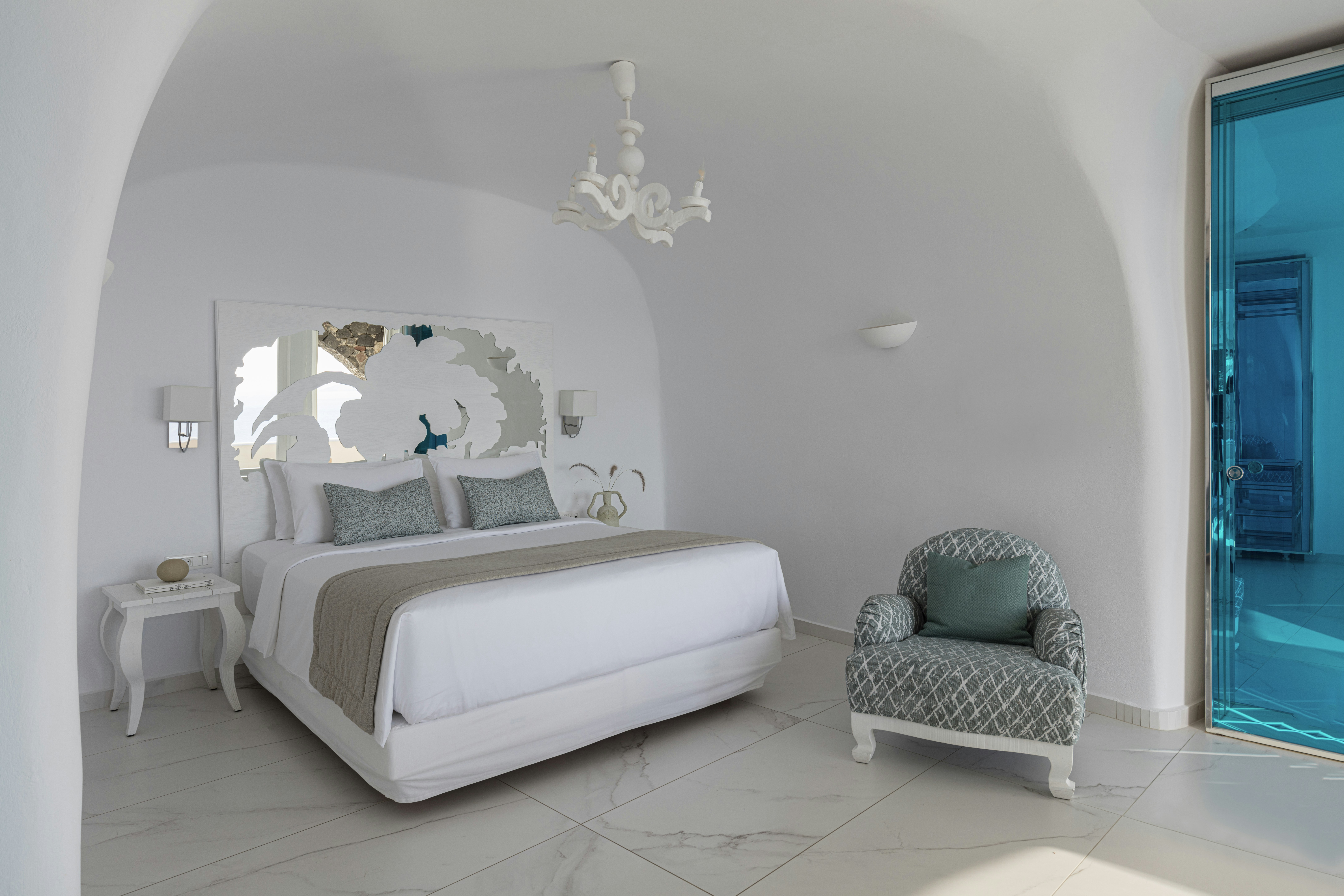 Executive Suite with Cave Pool - Bedroom