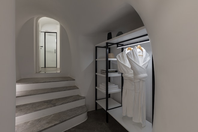 River Pool Suite - Wardrobe