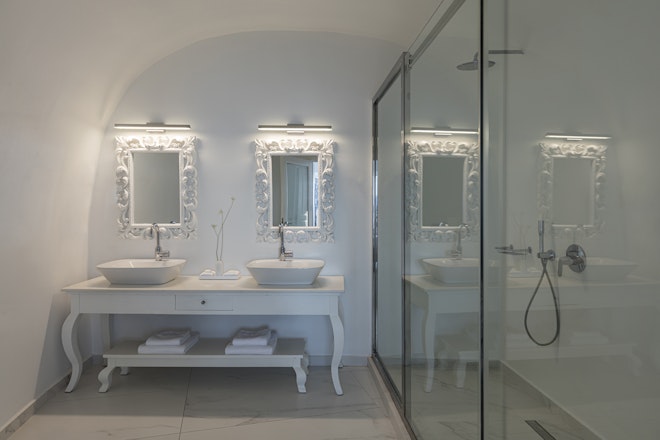 Executive Suite with Cave Pool - Bathroom