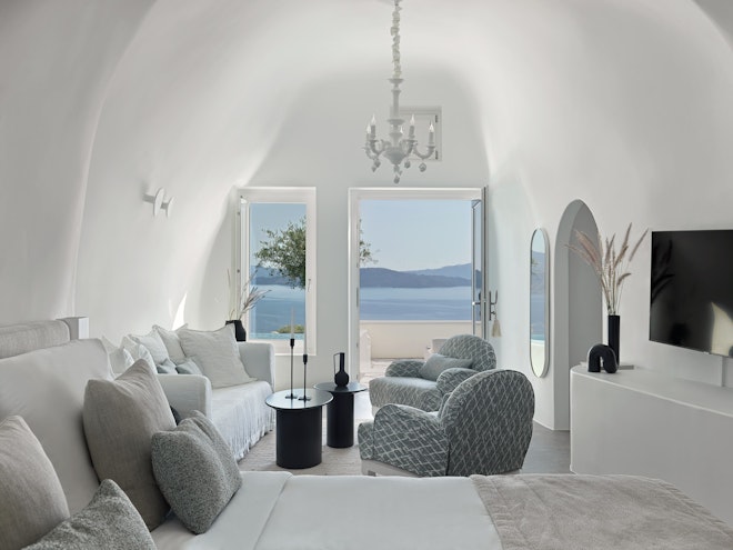 Executive Pool Suite - Bedroom & Living Area