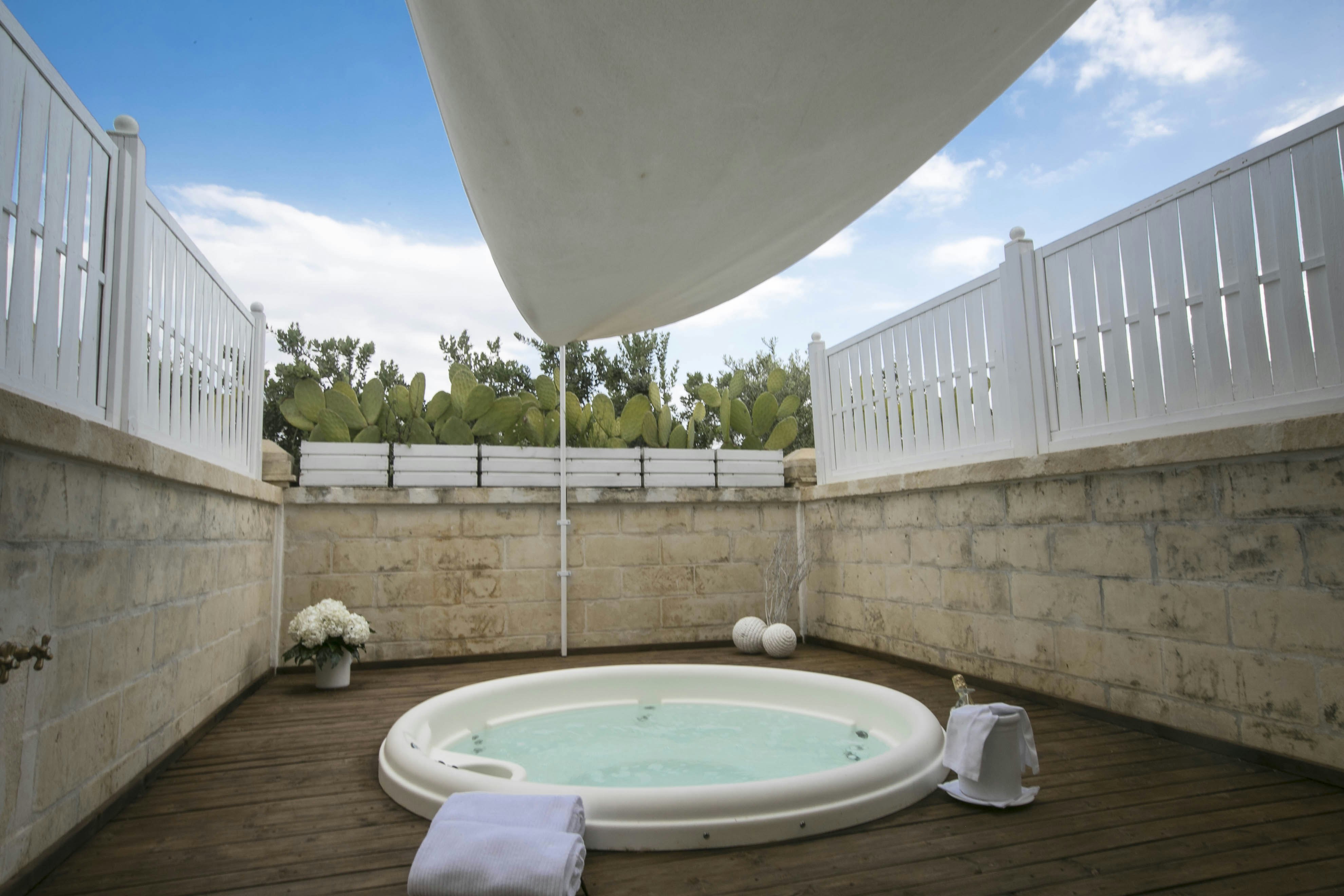 Superior Plus Jacuzzi in the Private Patio