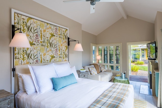 Premier Garden Cottage King - Bedroom