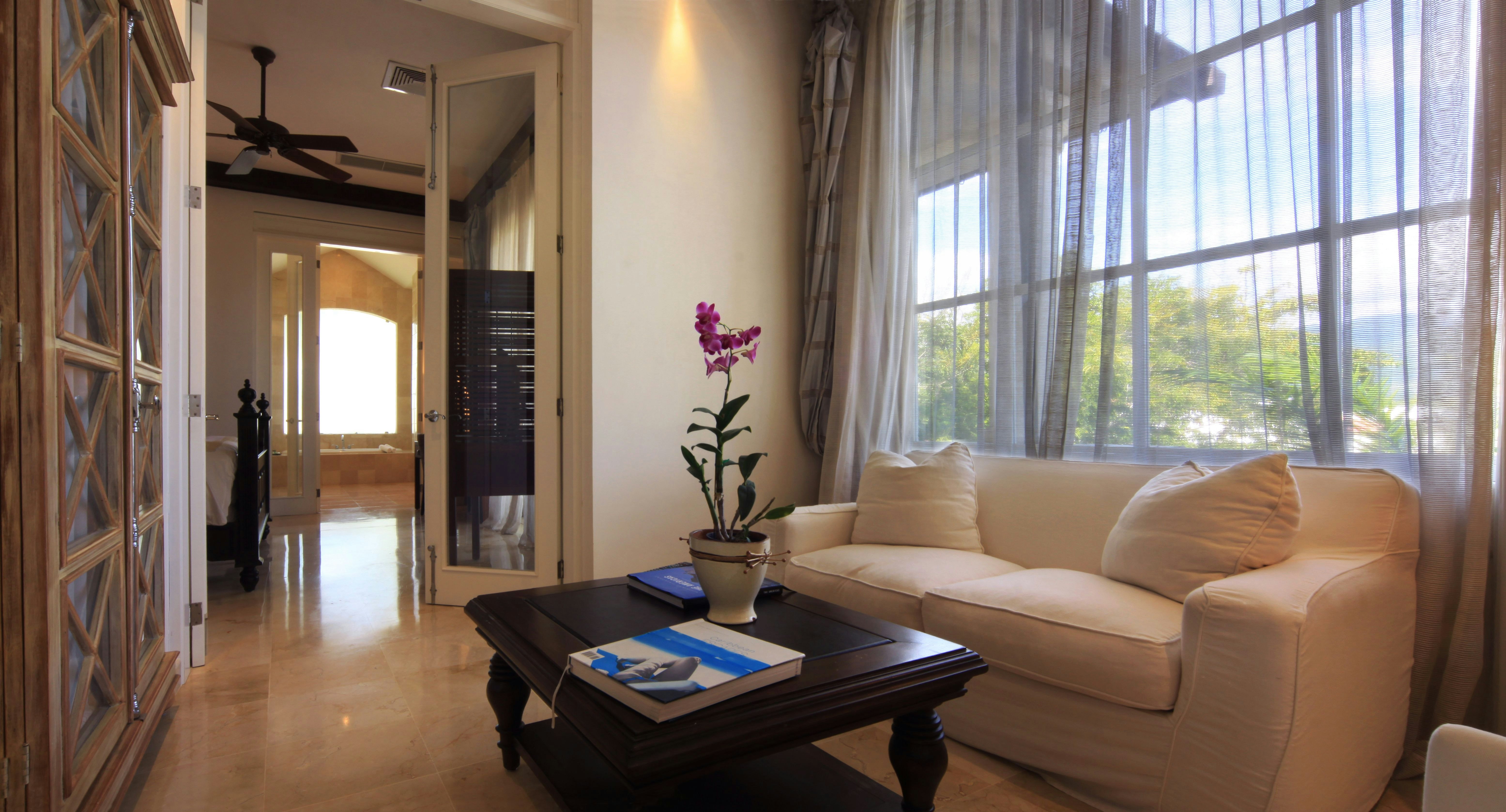 Deluxe Suite Tropical View King Size Bed