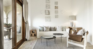 Deluxe Pool Suite - Living Area