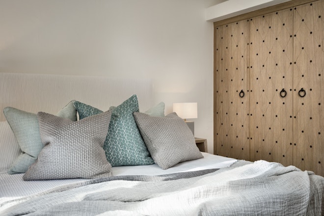 Deluxe Pool Suite - Bedroom