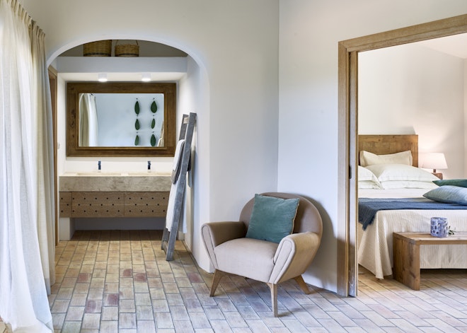 Deluxe Pool Suite - Room Details