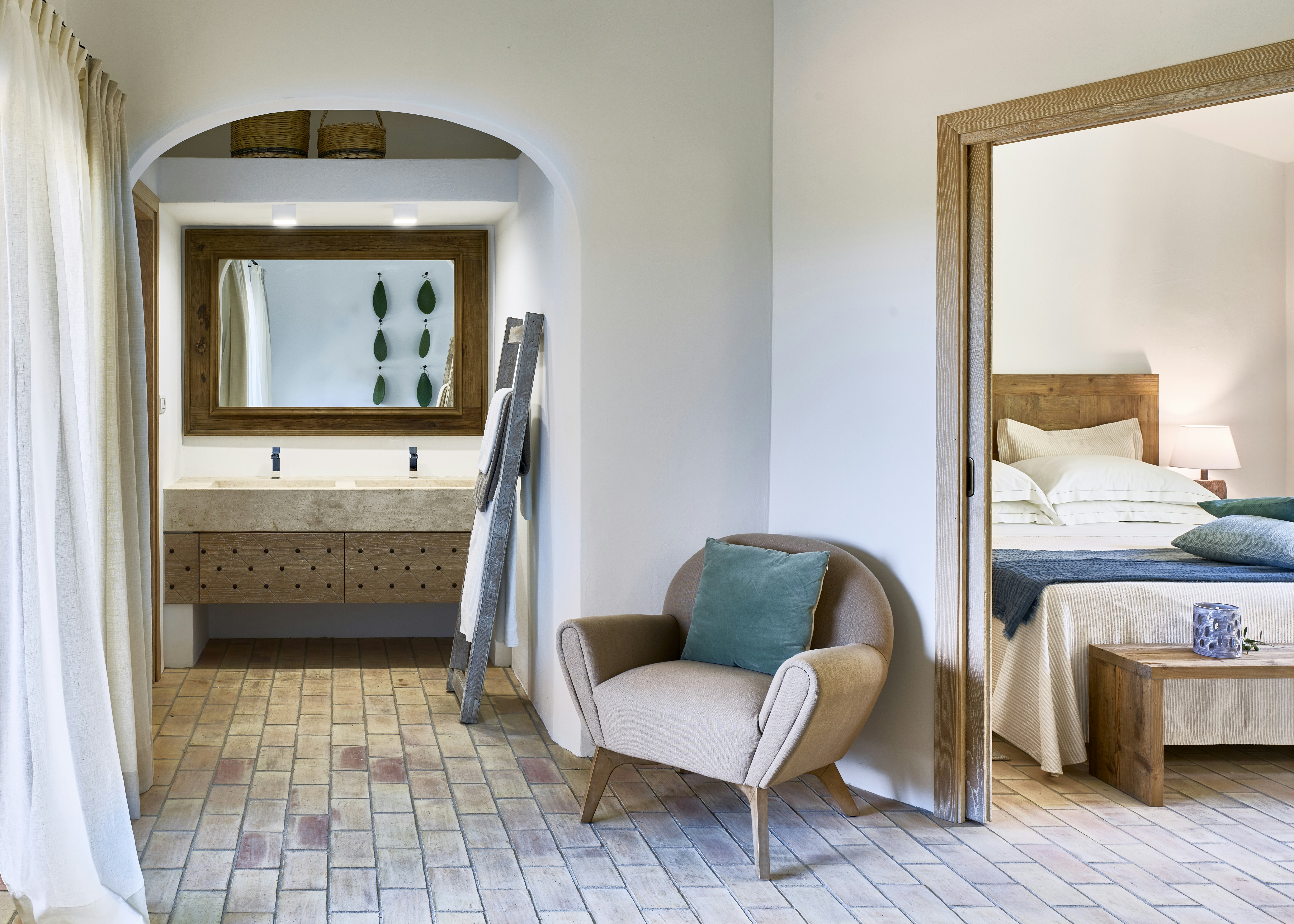 Deluxe Pool Suite - Room Details