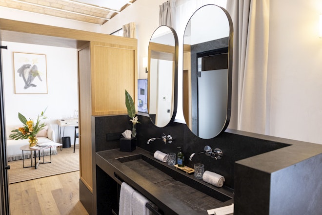 Deluxe - Bathroom