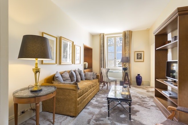 Suite lounge