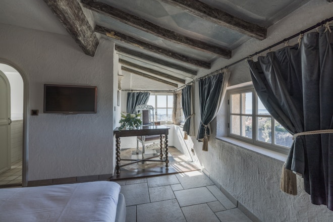 Deluxe - Bedroom