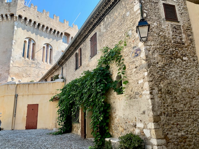 Superior Grimaldi - Exterior Building