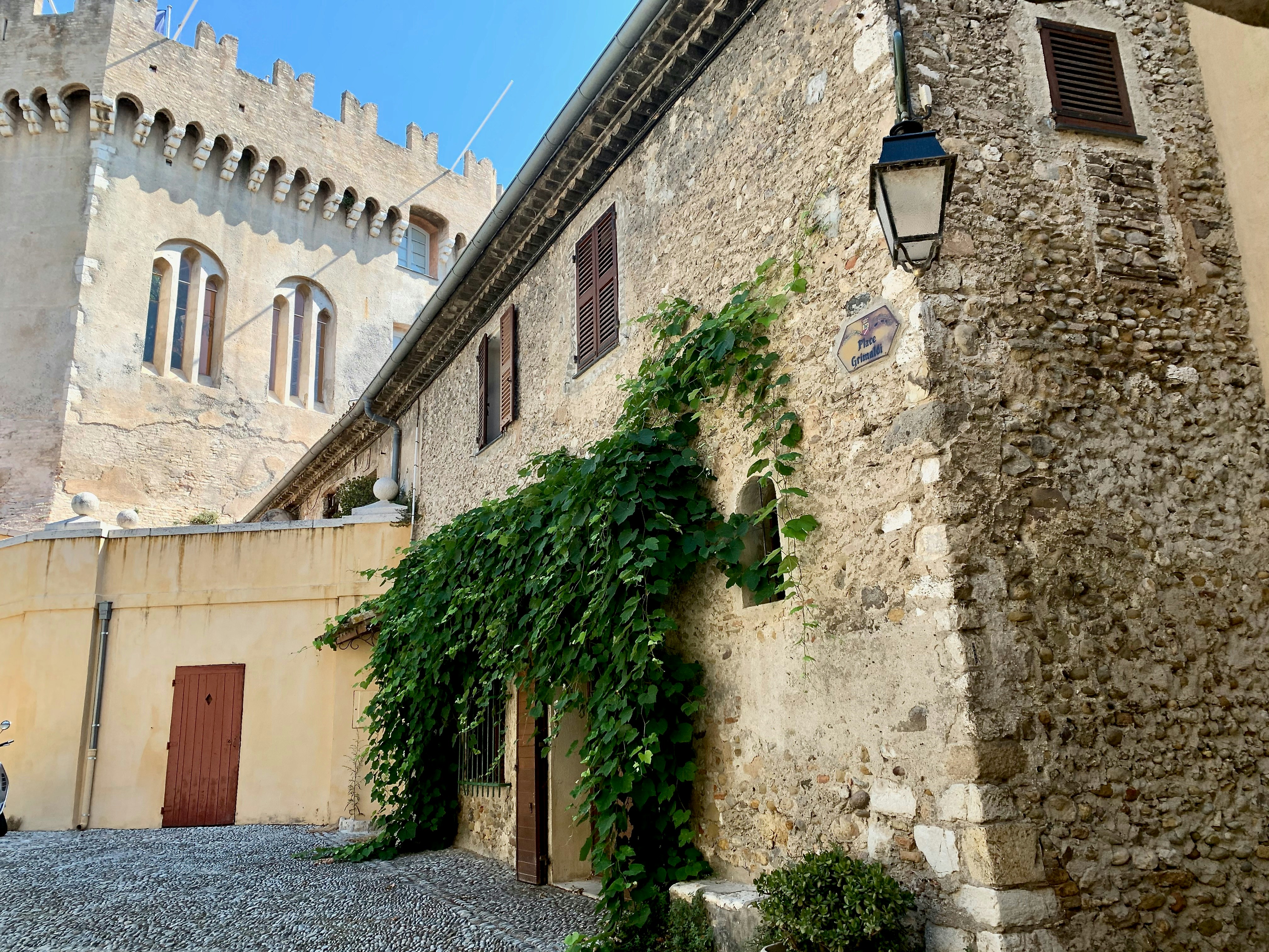 Superior Grimaldi - Exterior Building