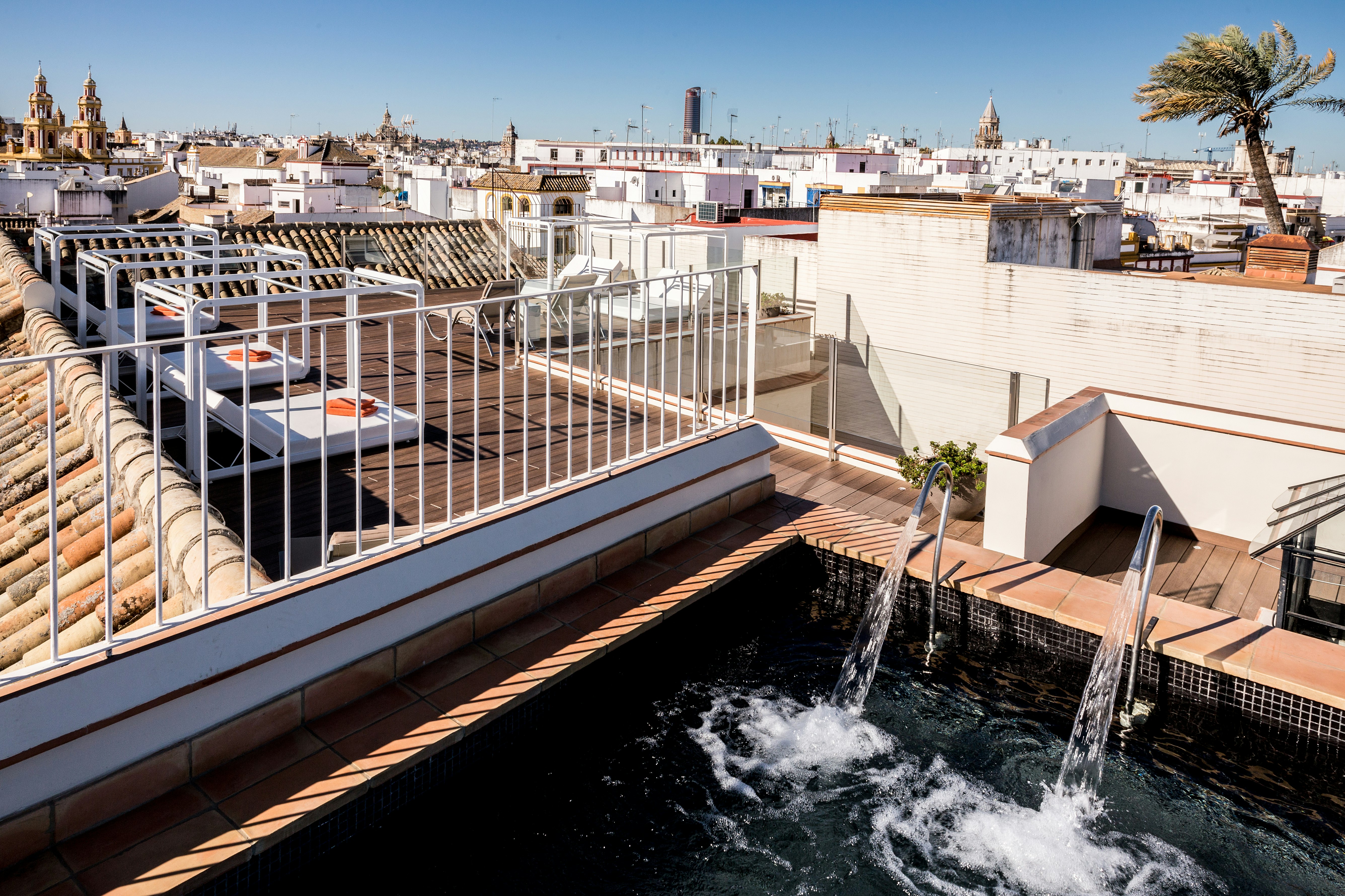 Plunge pool in solarium