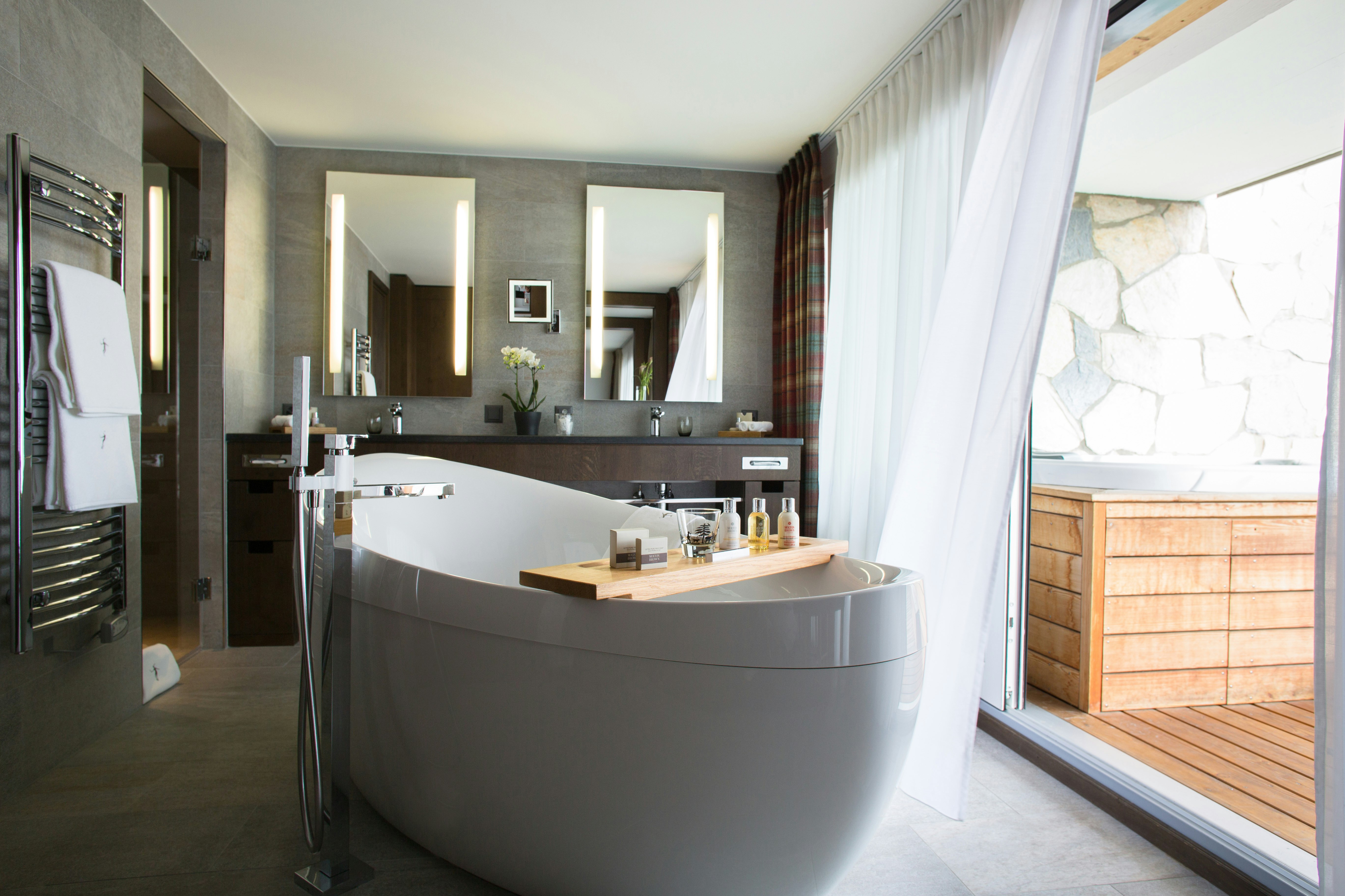 Deluxe Suite - Bathtub