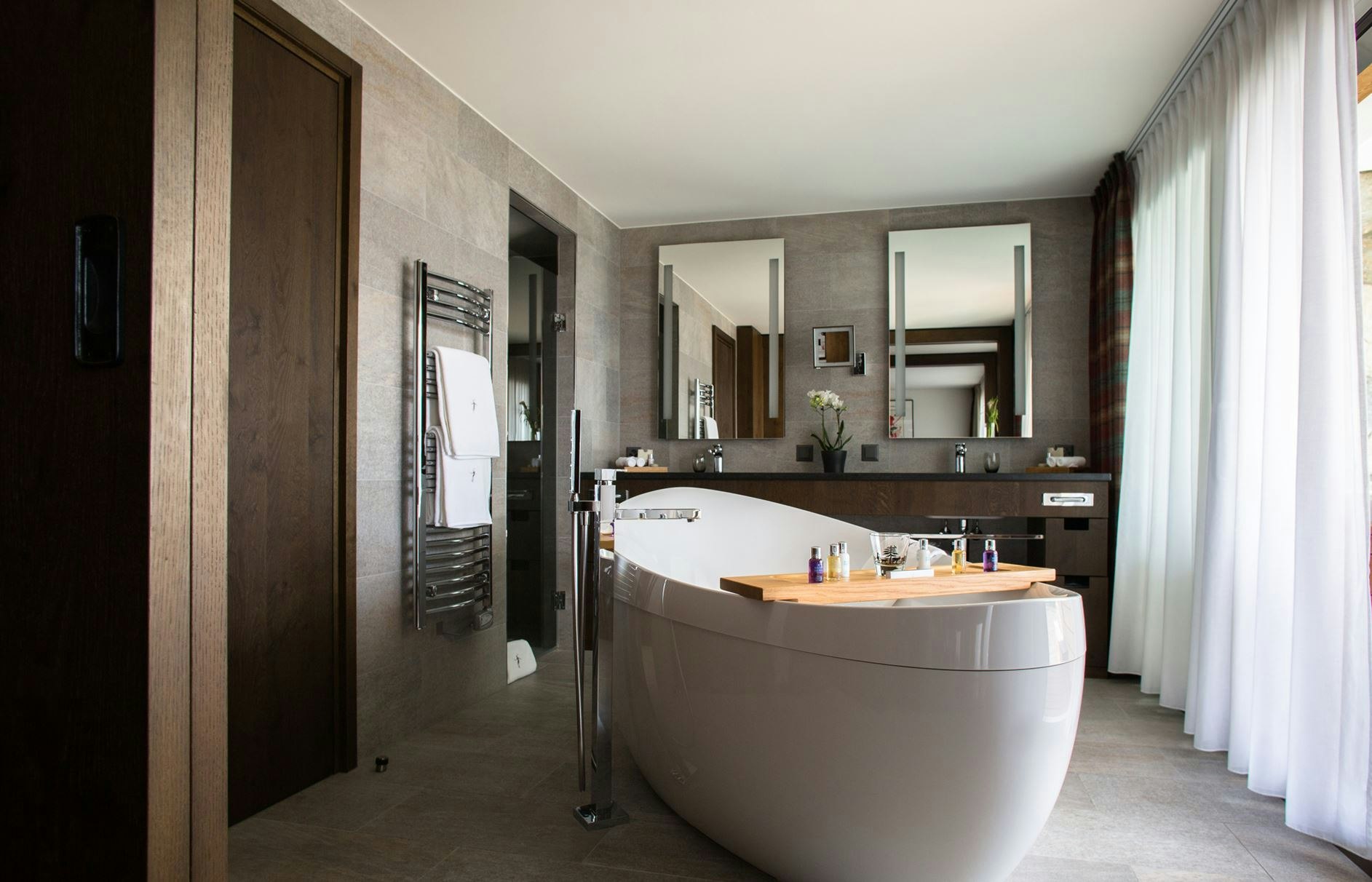 Deluxe Suite - Bathroom