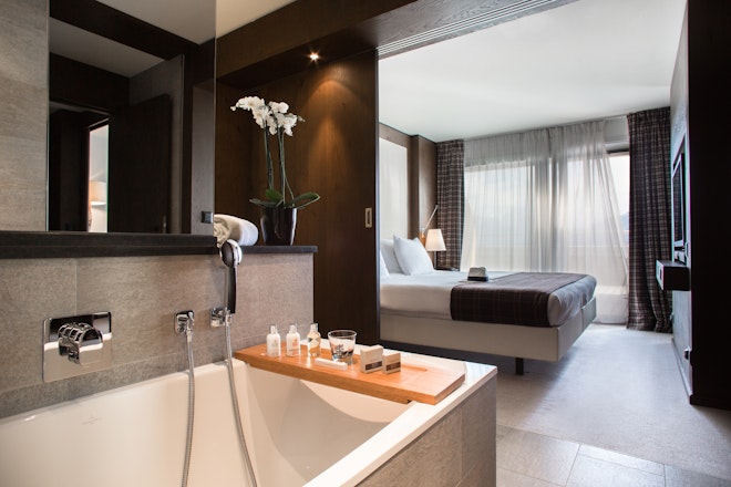 Alpina Suite - Bedroom & Bathroom