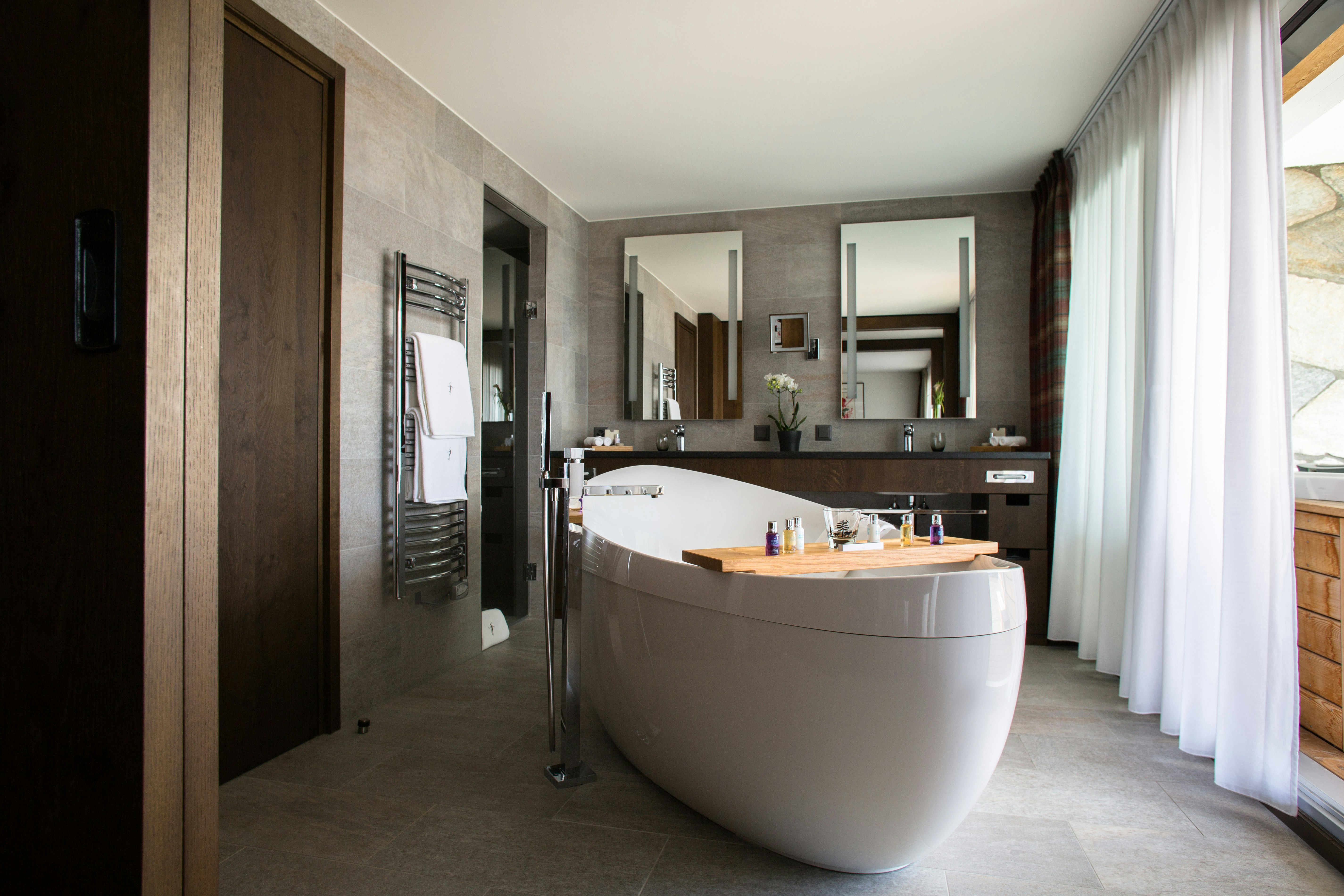 Deluxe Suite - Bathtub