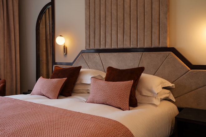 Deluxe Hotel Room - Bedroom