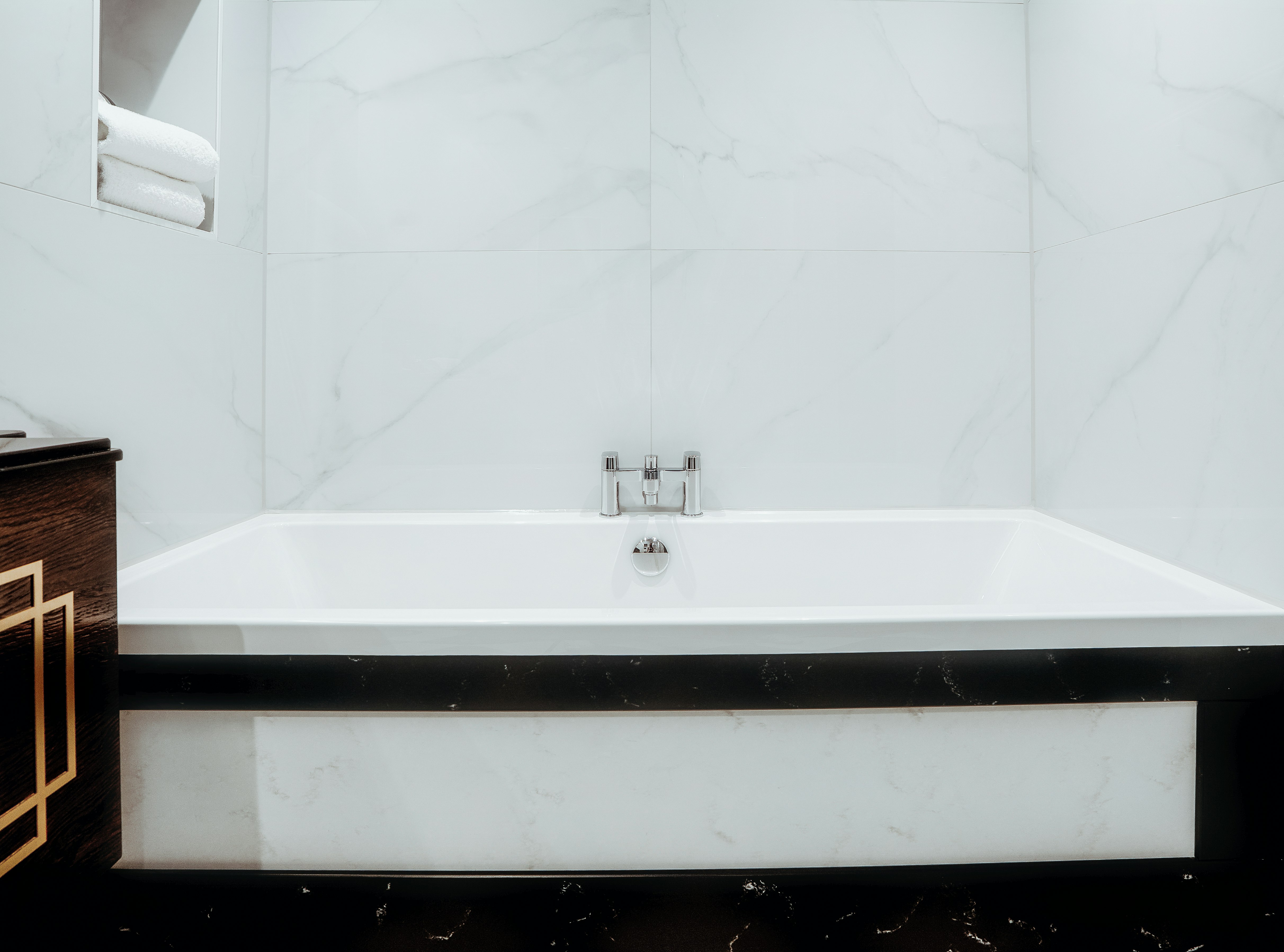 Deluxe Hotel Room - Bathtub