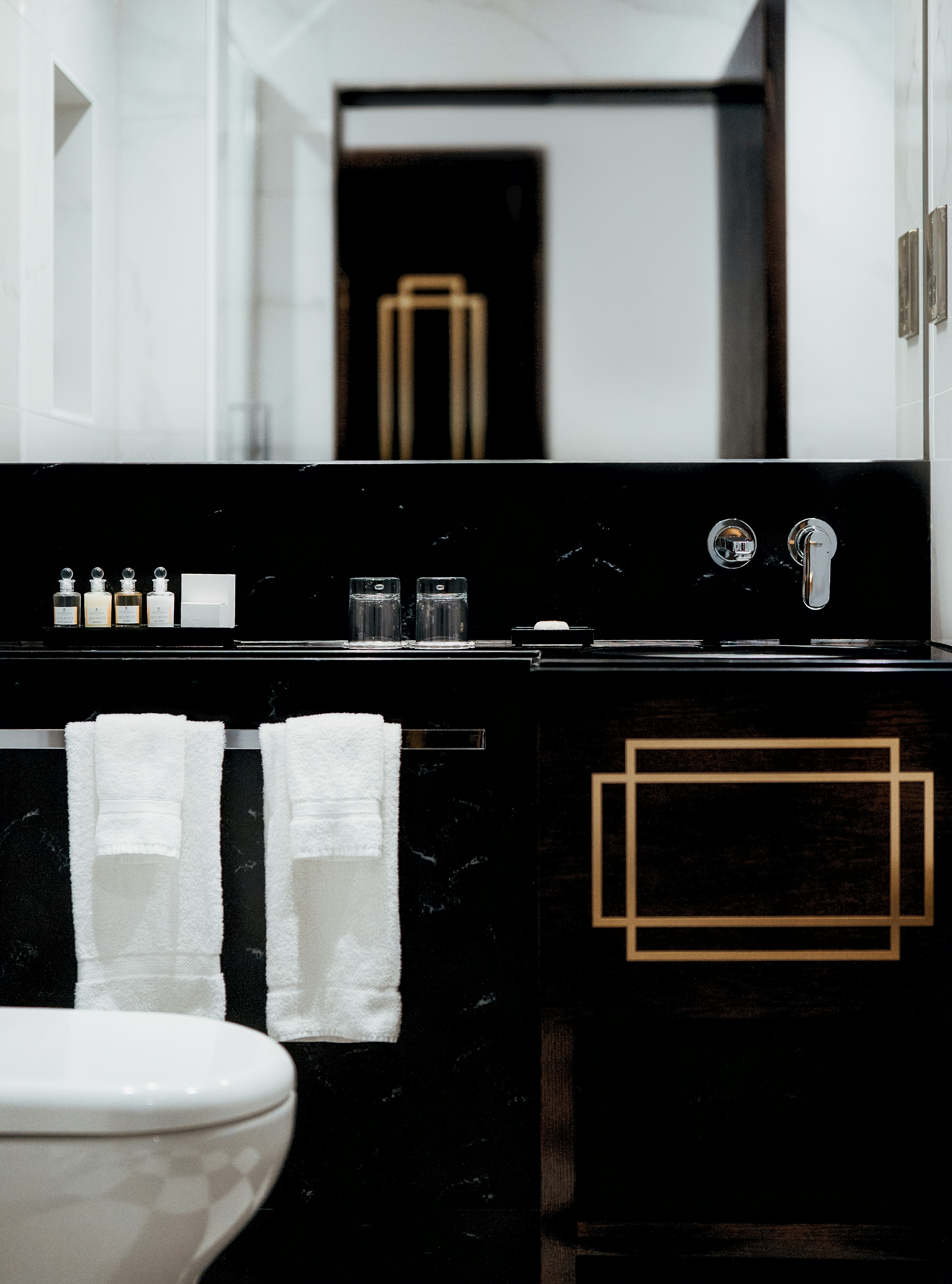 Classic Hotel Room - Bathroom