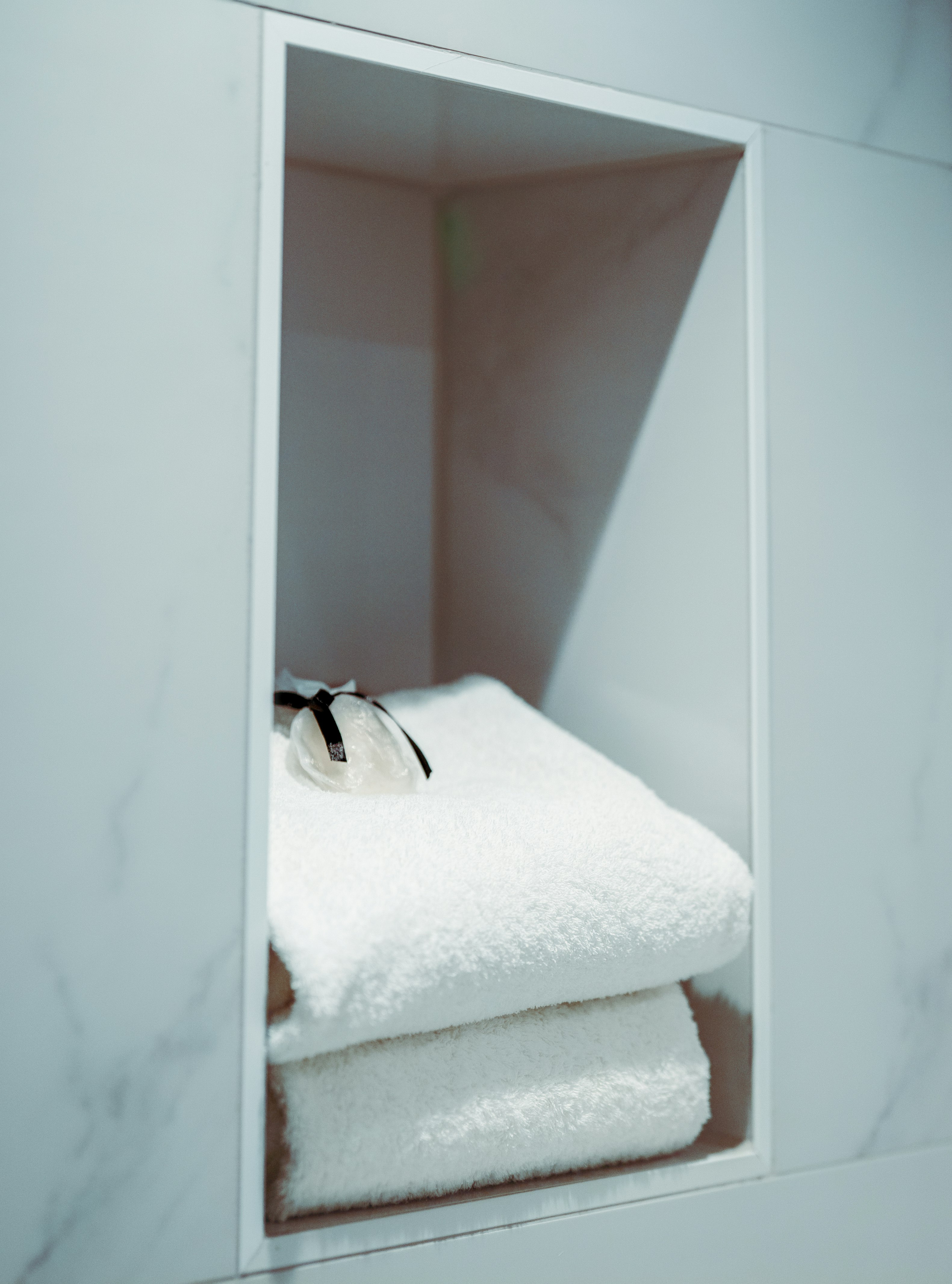 Deluxe Hotel Room - Bathroom Details