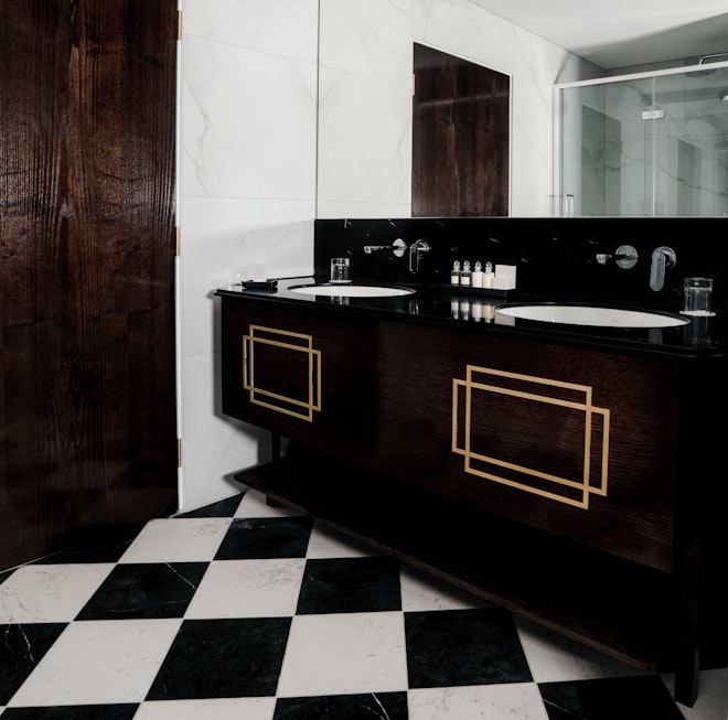 Hotel Suite - Bathroom