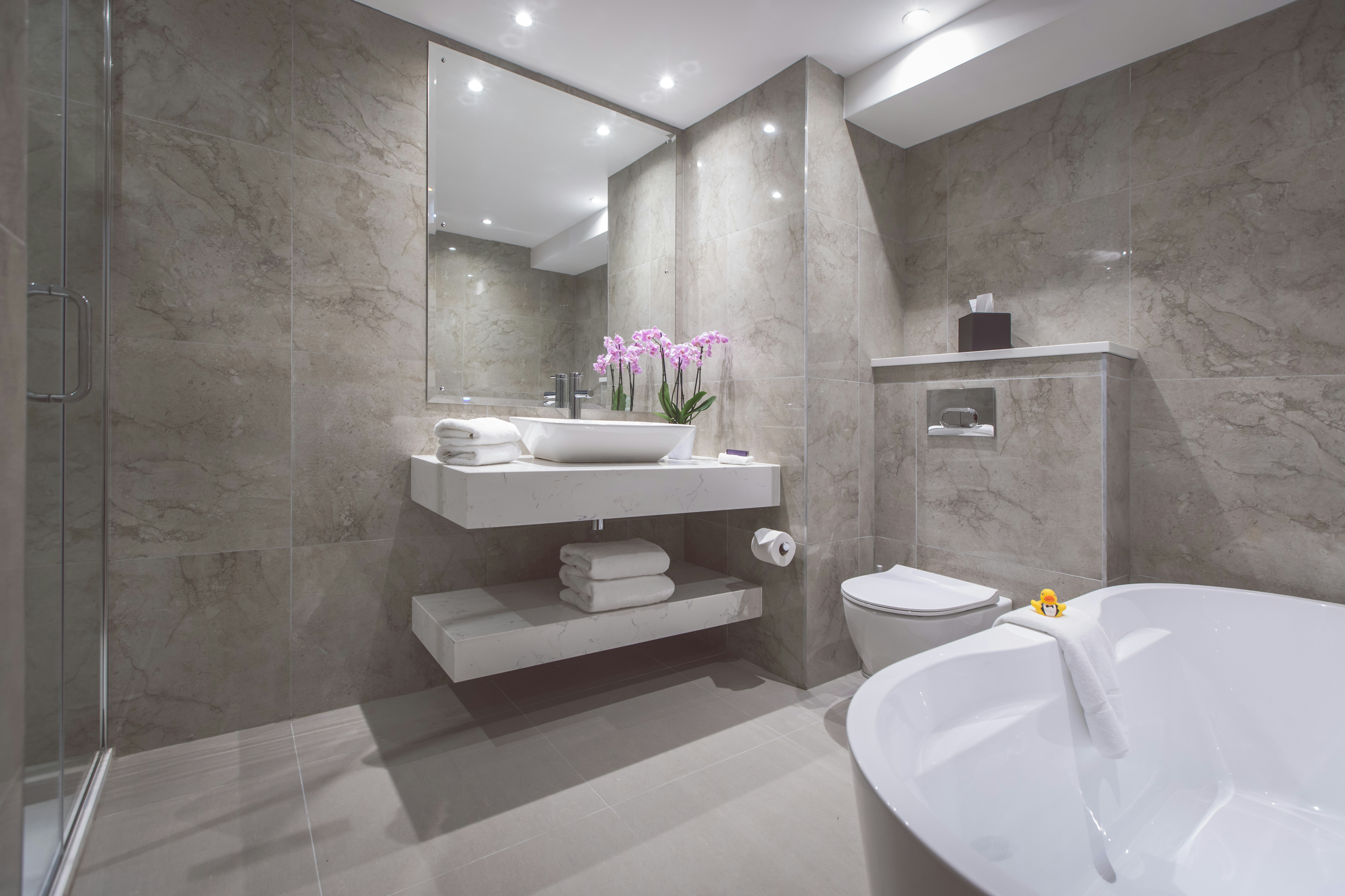 Deluxe Lough View Bathroom