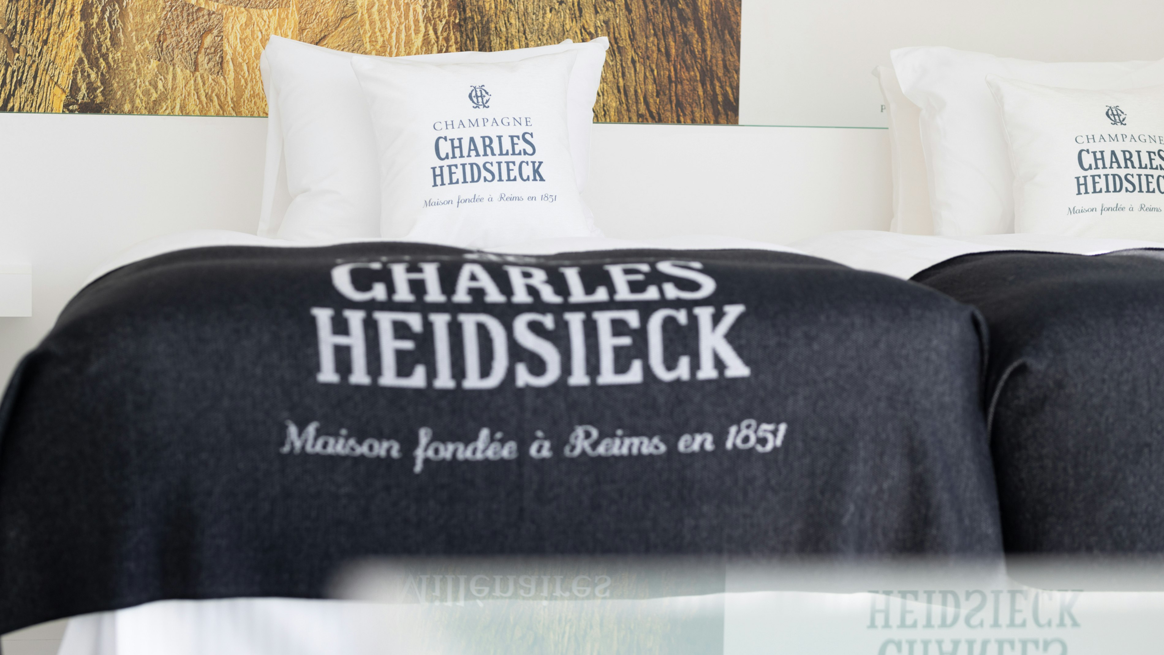 Floor Deluxe Twin Room (13F Charles Edosic)