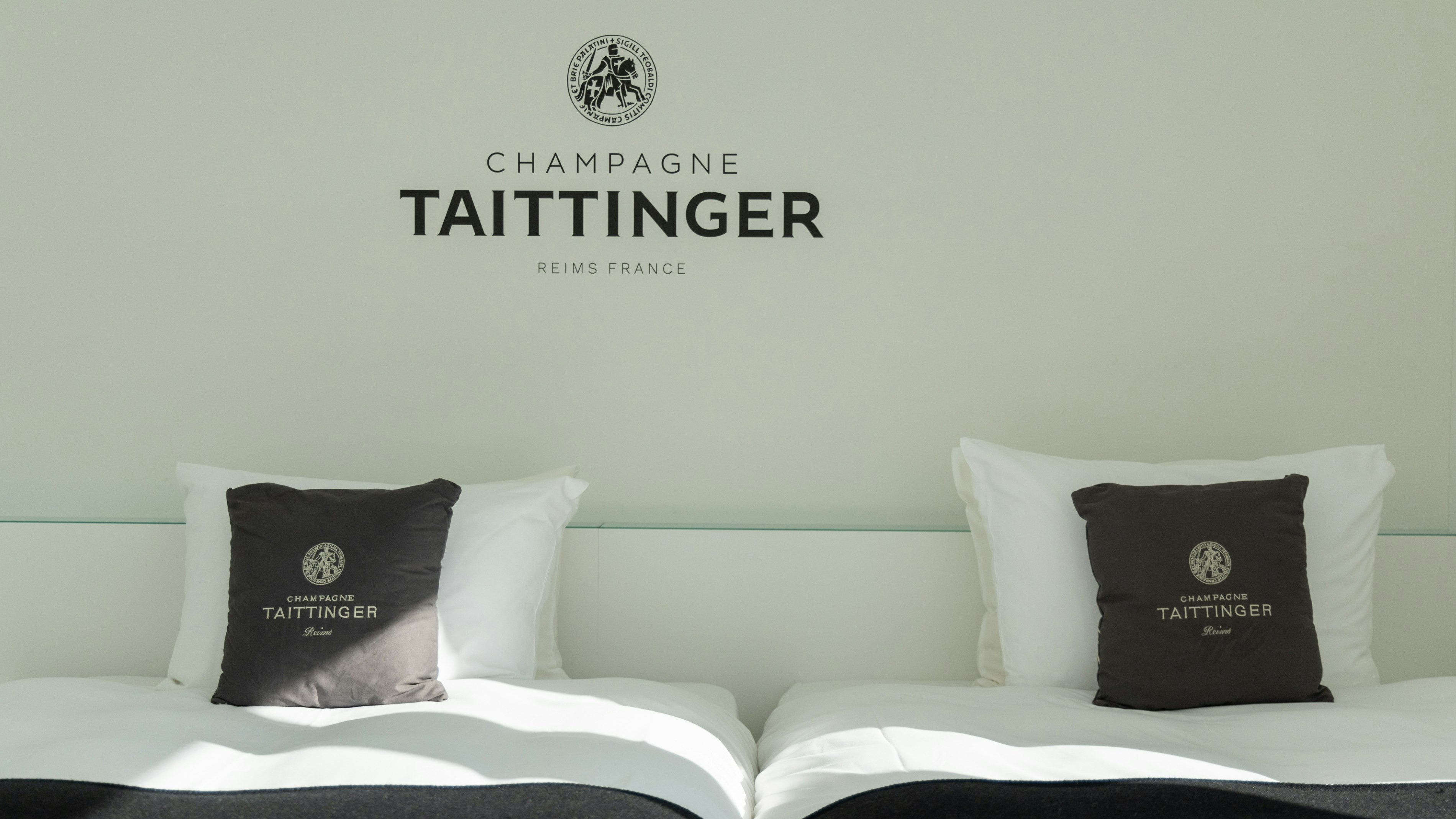 Upper Floor Deluxe Twin Room (11F Taittinger)
