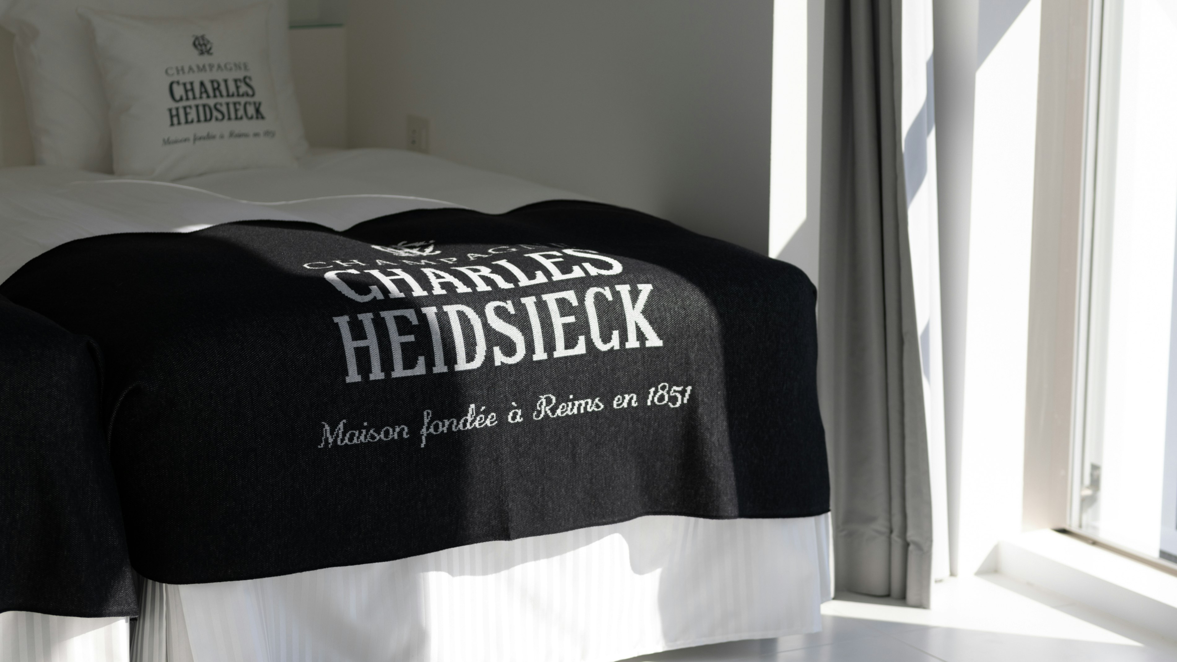 Floor Deluxe Twin Room (13F Charles Edosic)