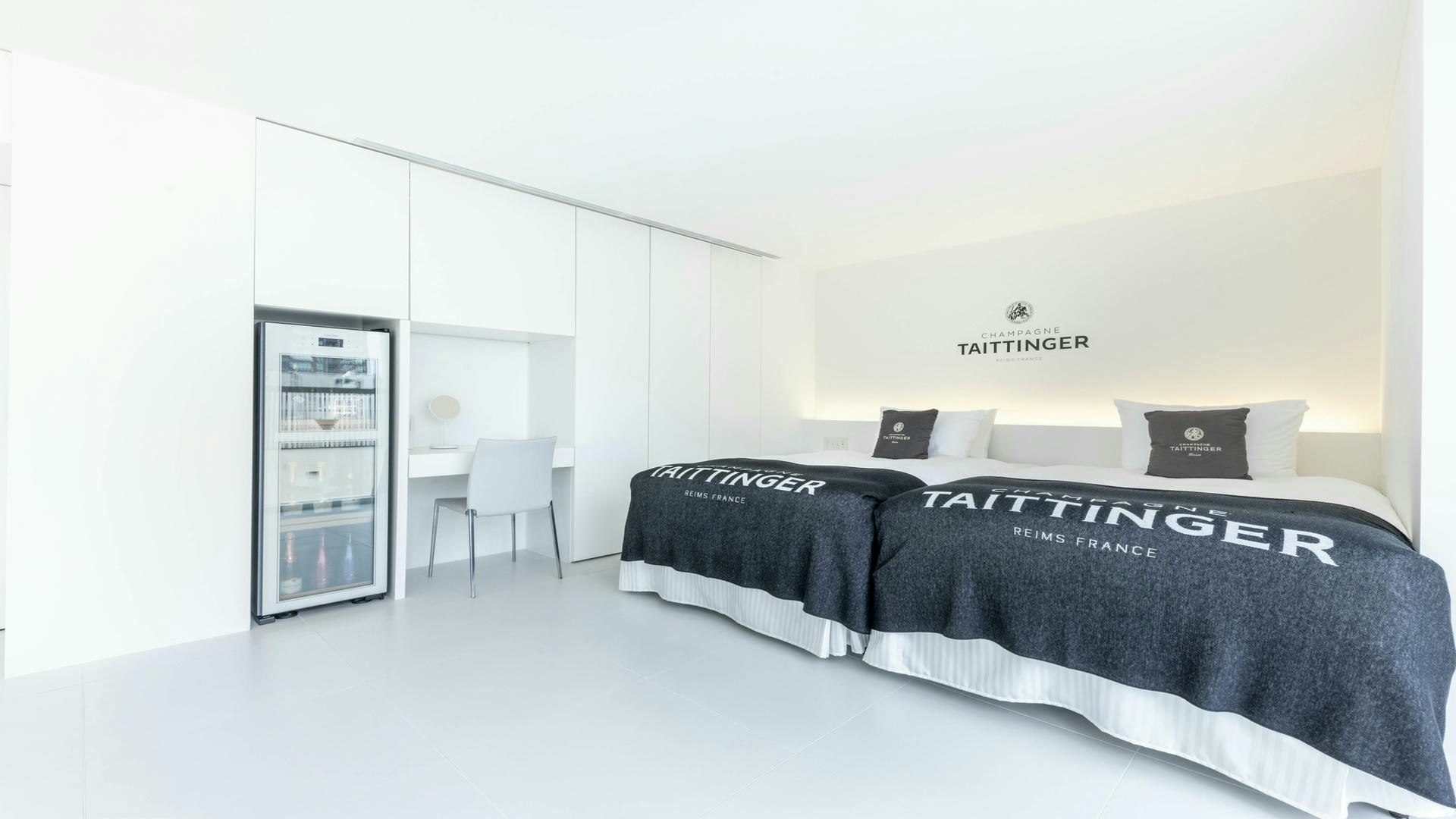 Upper Floor Deluxe Twin Room (11F Taittinger)