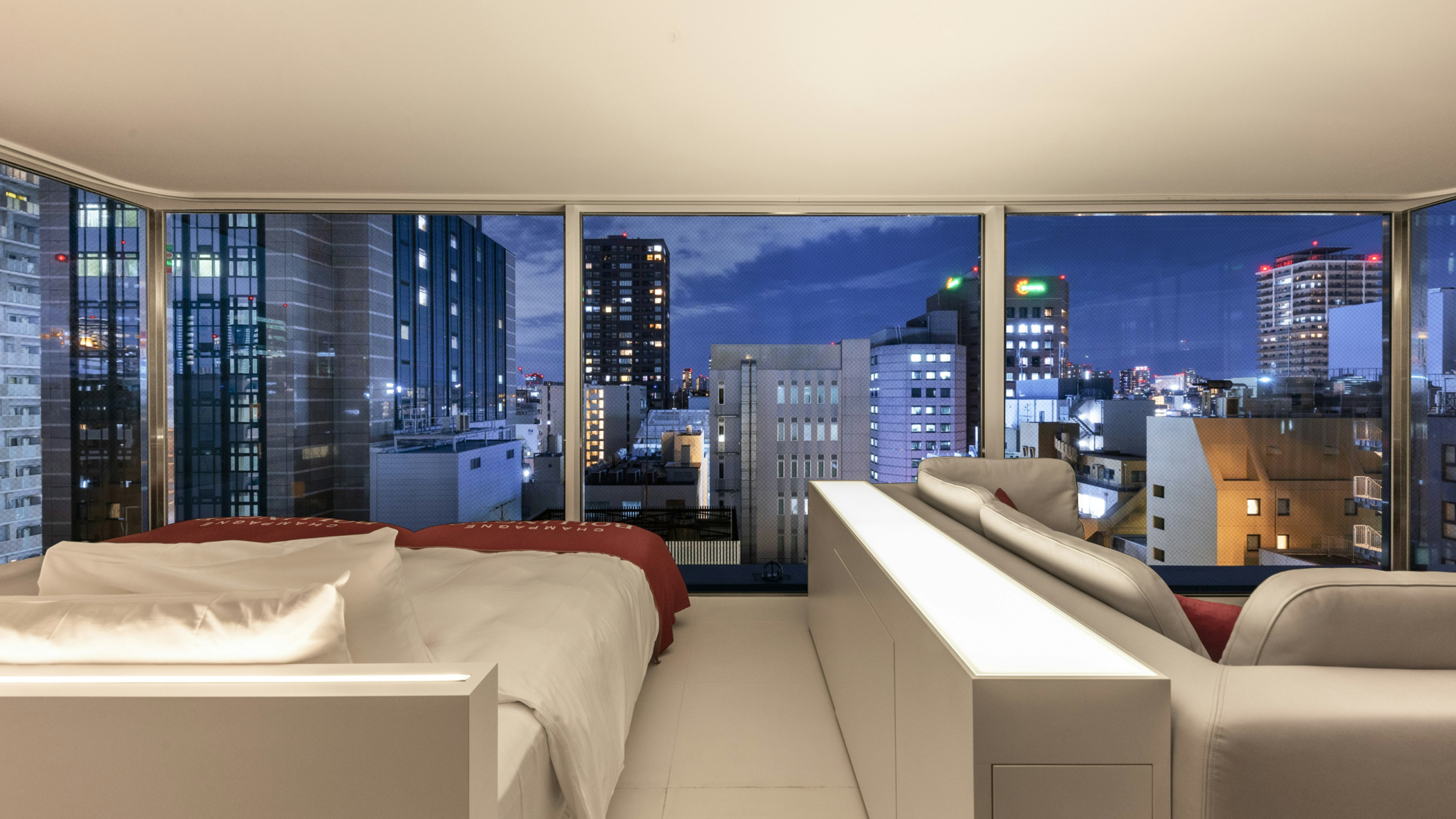 Top Floor Twin Room (14F Bollinger)