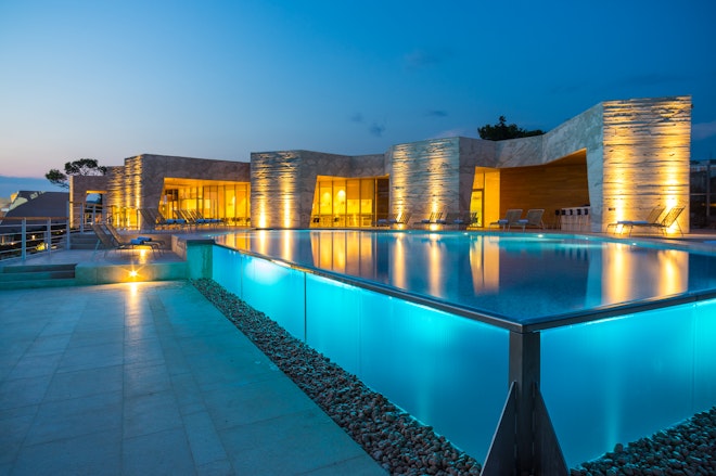 Yacht Pool