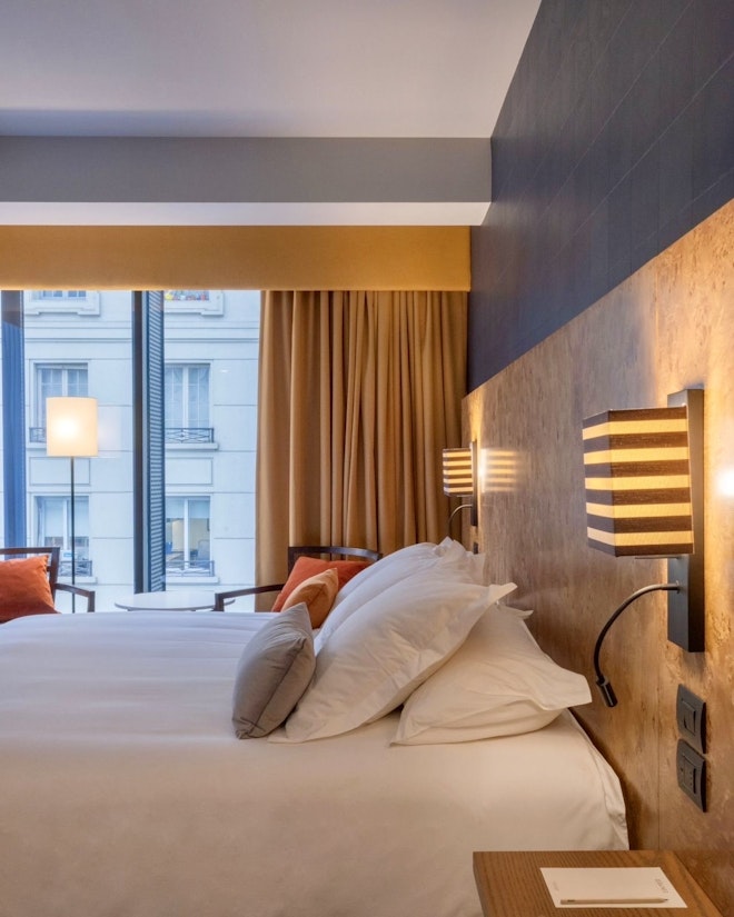 Deluxe Corner Room - Bedroom