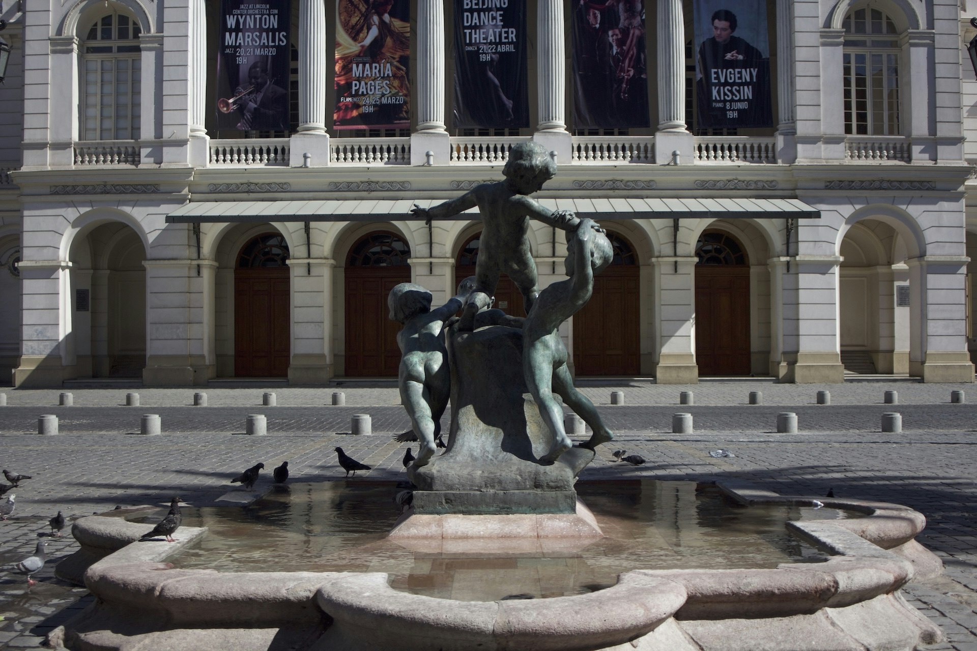 Plaza Mekis Fountain - Teatro Municipal