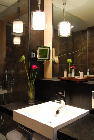 Deluxe Room Bathroom