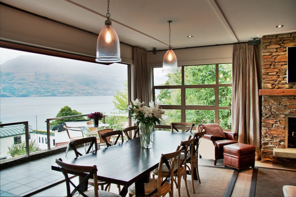 The Residence - Lakeside Dining