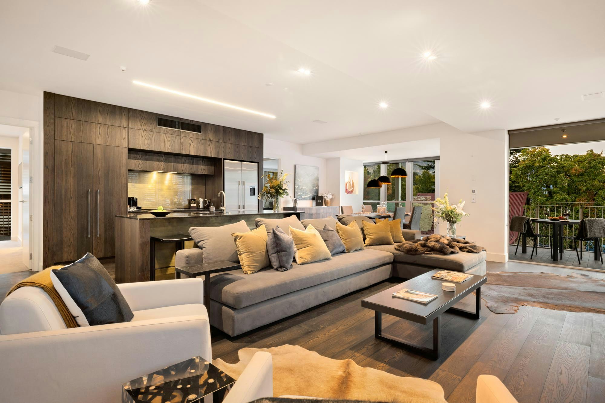 Earl St by Eichardt's - Living Area