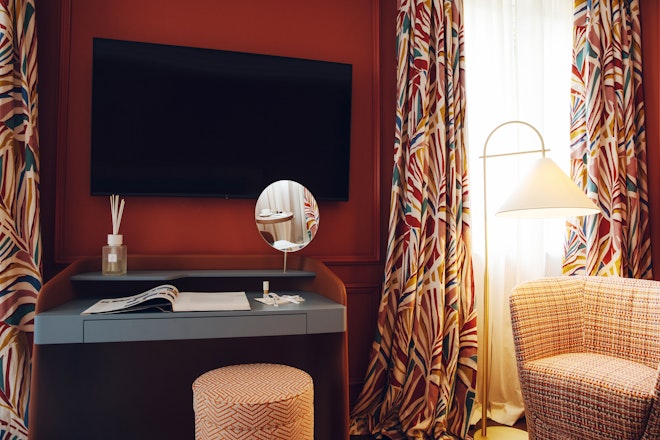Deluxe Room - Desk
