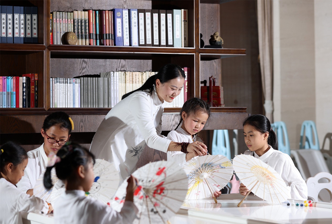 Cultural activities - Painting of Yuequan Umbrella