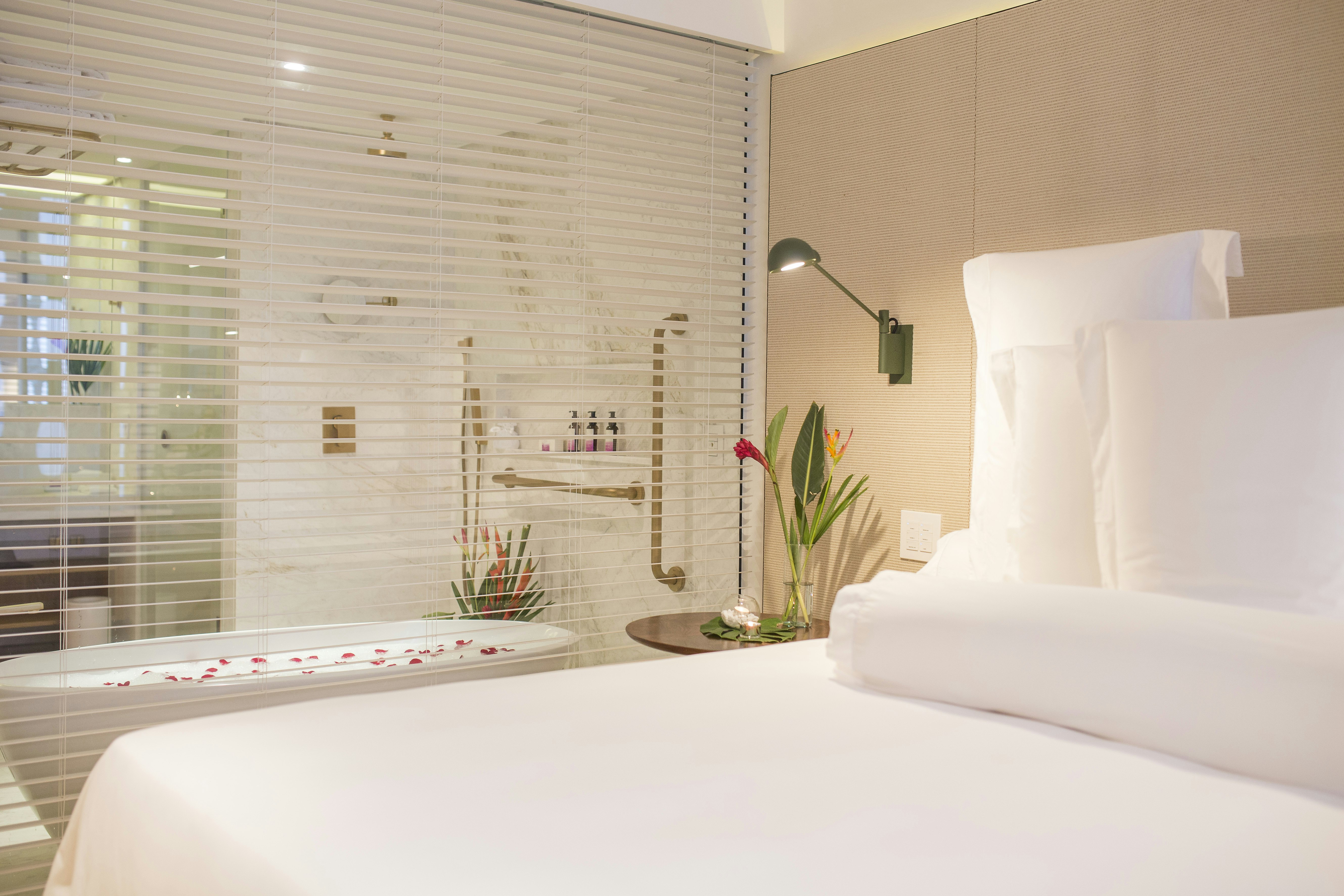 Deluxe Courtyard Bathroom