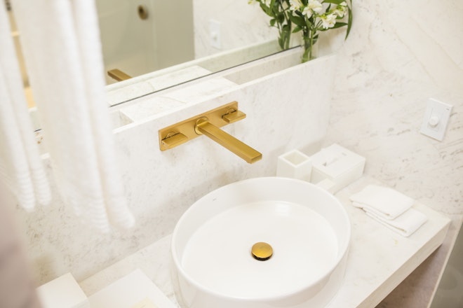 Deluxe Courtyard Bathroom