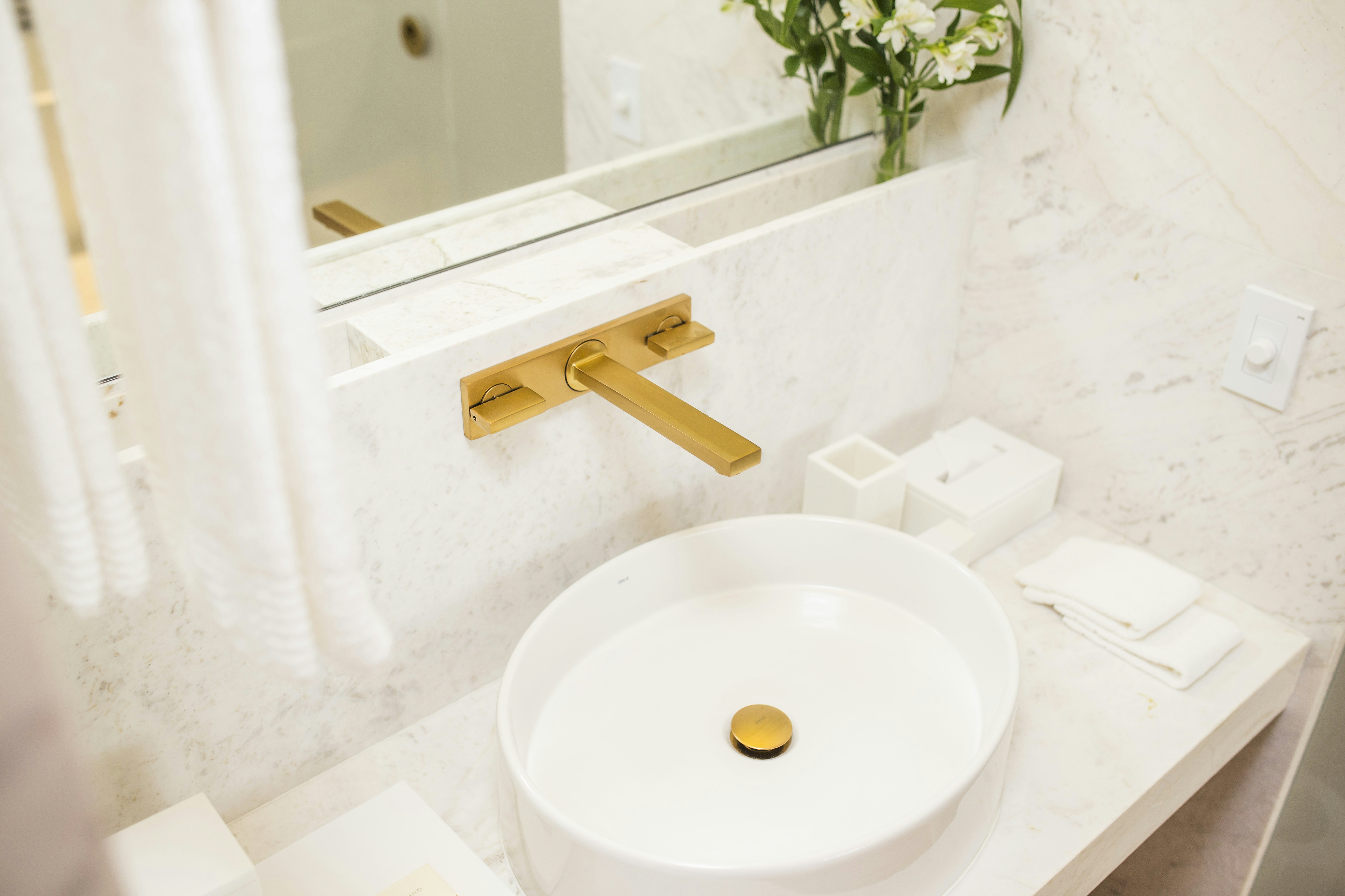 Deluxe Courtyard Bathroom