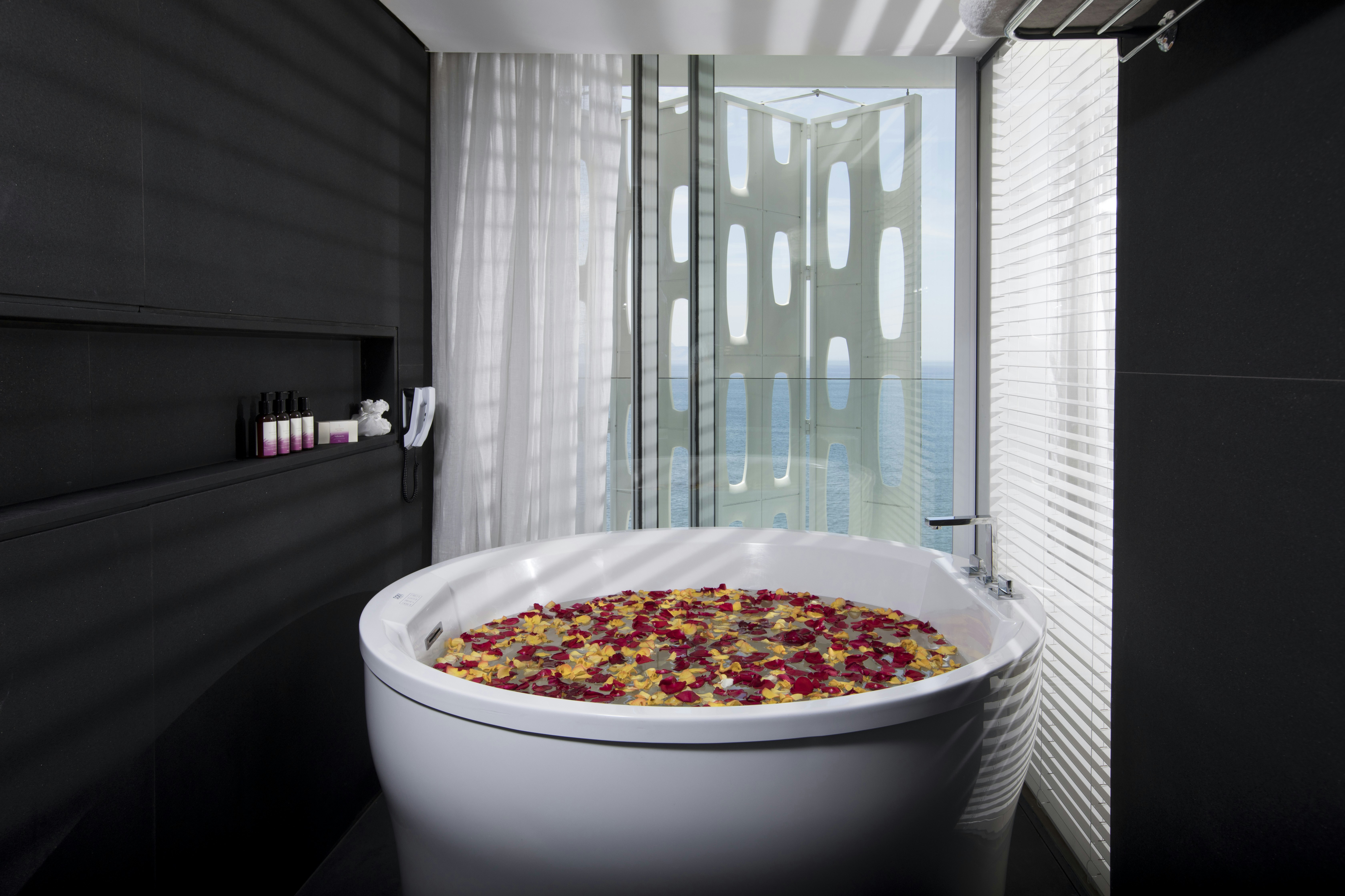 Ocean Spa Suite Bathroom